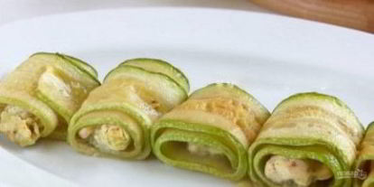 Шаг 3: рулетиков из кабачков с курицей пальчики