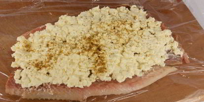 Шаг 2: рулетиков из сельди с плавленным сыром