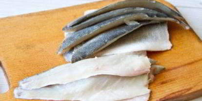 Шаг 1: рулетиков из сибаса с песто