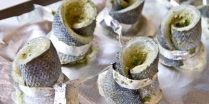 Шаг 4: рулетиков из сибаса с песто