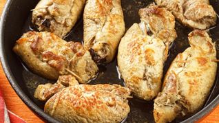 Рецепт Рулетиков из свиных отбивных с черносливом и яблоками