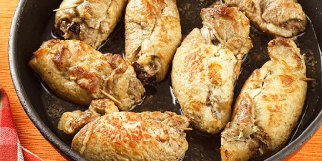 Рецепт рулетиков из свиных отбивных с черносливом и яблоками
