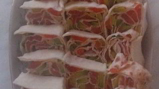 Рецепт Рулетиков с красной рыбой и авокадо