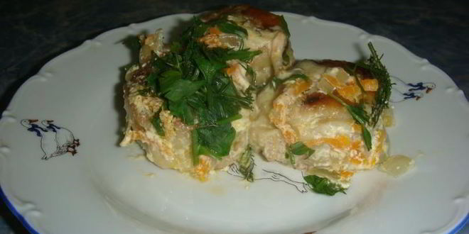 Рецепт рулетиков с начинкой под сметанным соусом