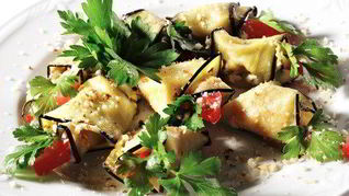 Рецепт Рулетов из баклажанов с вялеными томатами, прошутто и моцареллой