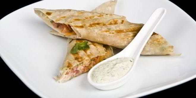 Рецепт рулетов из лосося, рикотты и зелени