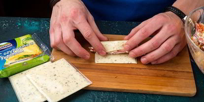 Шаг 7: сырных рулетиков с копченой курицей