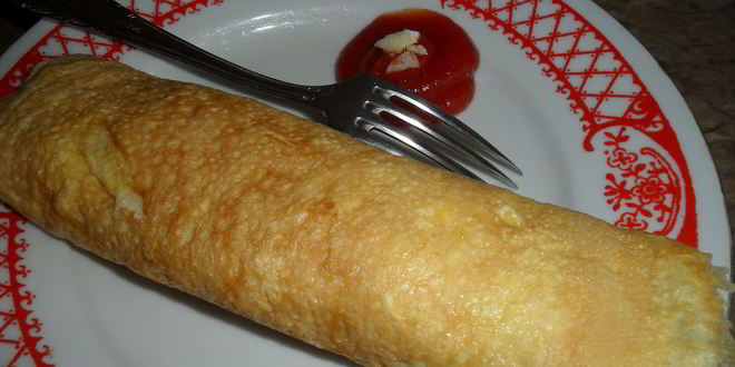 Рецепт яичного рулета с салатом