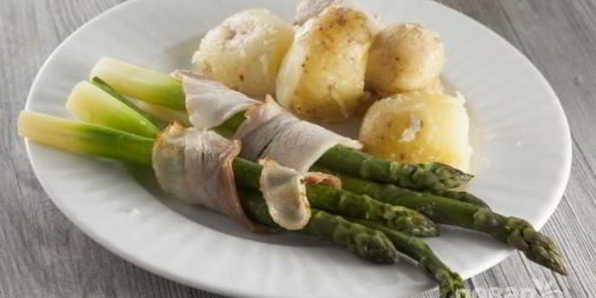 Рецепт запеченных рулетиков из спаржи