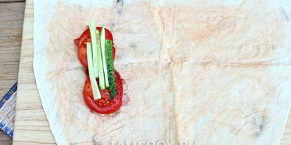 Шаг 7: шаурмы с колбасой