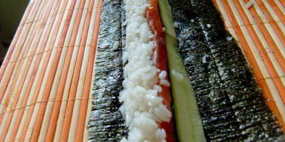 Шаг 2: суш-ролла огуречный цветок