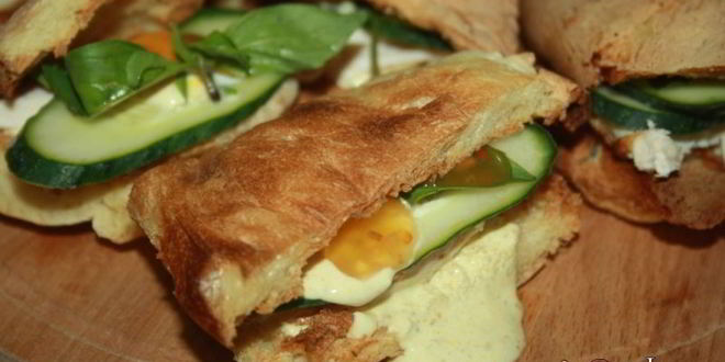 Рецепт Хрустящих сэндвичей с запеченной куриной грудкой и пряным соусом с карри и кориандром