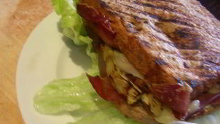 Рецепт Сэндвича-гриля с баклажаном-гриль, сыром и прошутто