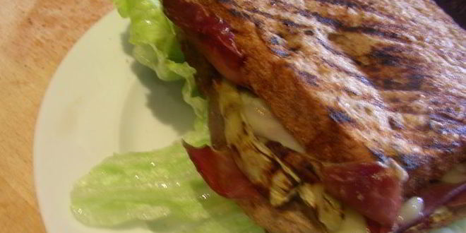 Рецепт Сэндвича-гриля с баклажаном-гриль, сыром и прошутто