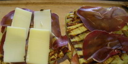 Шаг 2: сэндвича-гриля с баклажаном-гриль, сыром и прошутто