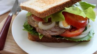 Рецепт Сэндвича по-деревенски с бужениной, перепелиным яйцом, овощами и салатом