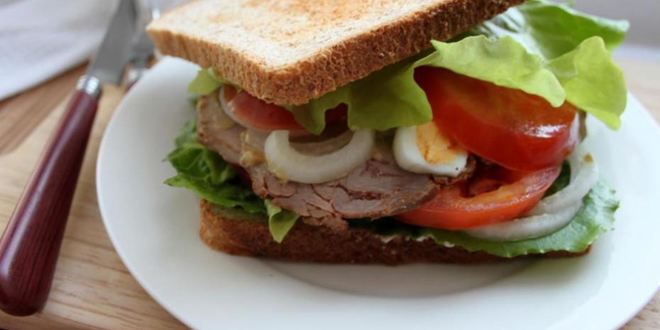 Рецепт Сэндвича по-деревенски с бужениной, перепелиным яйцом, овощами и салатом