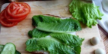 Шаг 1: сэндвич по-деревенски с бужениной, перепелиным яйцом, овощами и салатом