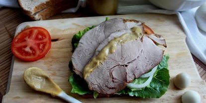 Шаг 3: сэндвич по-деревенски с бужениной, перепелиным яйцом, овощами и салатом