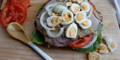 Шаг 4: сэндвич по-деревенски с бужениной, перепелиным яйцом, овощами и салатом