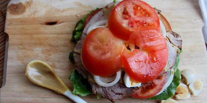 Шаг 5: сэндвич по-деревенски с бужениной, перепелиным яйцом, овощами и салатом