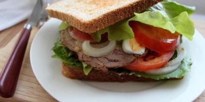 Шаг 6: сэндвич по-деревенски с бужениной, перепелиным яйцом, овощами и салатом