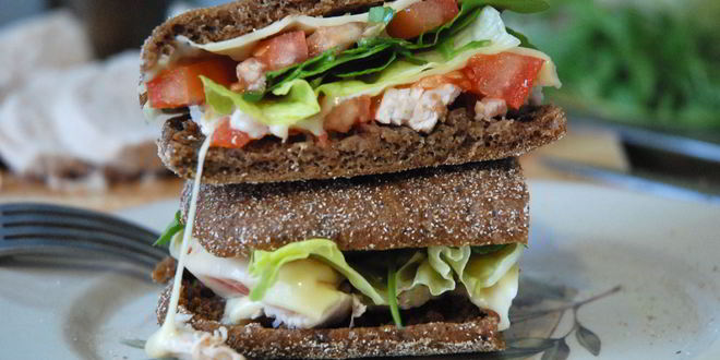 Рецепт сэндвича с индейкой, сыром и рукколой