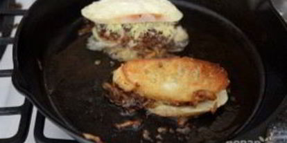 Шаг 9: сэндвича с карамелизированным луком