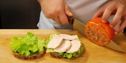 Шаг 2: сэндвича с отварным куриным филе и овощами