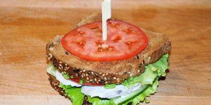 Шаг 3: сэндвича с отварным куриным филе и овощами