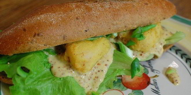 Рецепт сэндвича с рыбого в кляре и листьями салаты