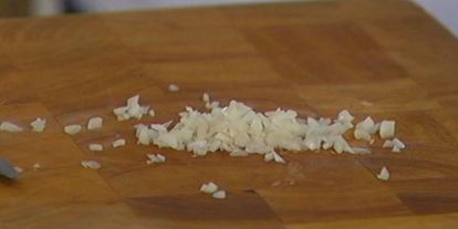 Шаг 2: сэндвича с рыбого в кляре и листьями салаты