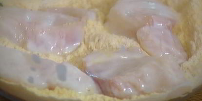 Шаг 5: сэндвича с рыбого в кляре и листьями салаты