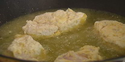 Шаг 6: сэндвича с рыбого в кляре и листьями салаты