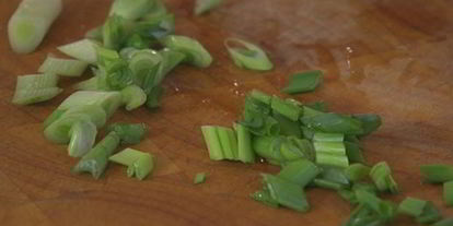 Шаг 7: сэндвича с рыбого в кляре и листьями салаты