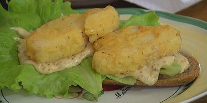 Шаг 8: сэндвича с рыбого в кляре и листьями салаты