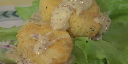 Шаг 9: сэндвича с рыбого в кляре и листьями салаты