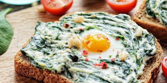 Рецепт сэндвича с шпинатом, творожным сыром и перепелиным яйцом