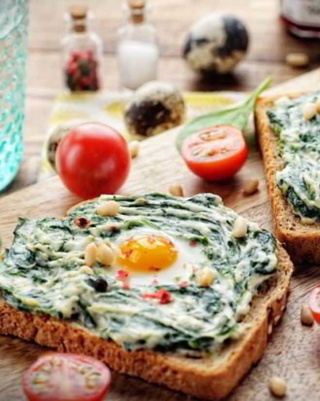 Рецепт сэндвича с шпинатом, творожным сыром и перепелиным яйцом