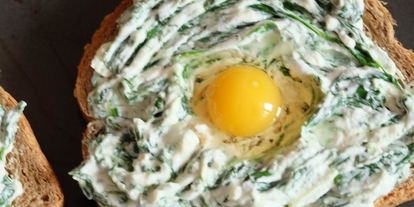 Шаг 3: сэндвича с шпинатом, творожным сыром и перепелиным яйцом