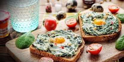 Шаг 4: сэндвича с шпинатом, творожным сыром и перепелиным яйцом