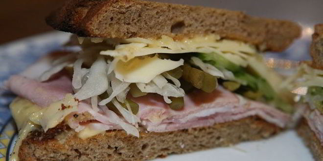 Рецепт сэндвича с ветчиной, соленьями и сыром