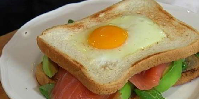 Рецепт Сэндвича с яйцом, семгой и авокадо