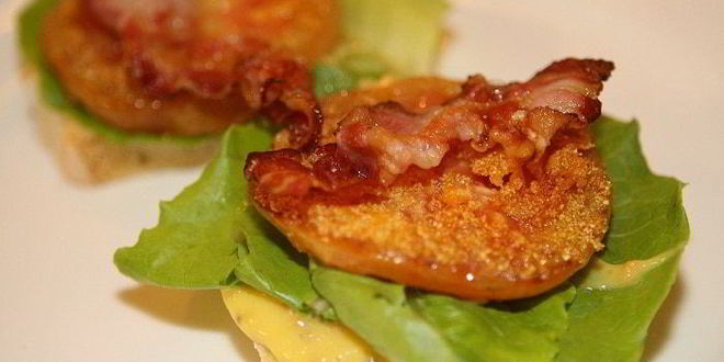 Рецепт Сэндвича с жареными помидорами, беконом и горчичным соусом