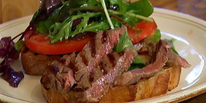 Рецепт сэндвича со стейком, помидором и авокадо