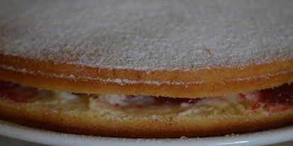 Шаг 13: сэндвича виктории с клубничныма джемома и сливочныма кремома