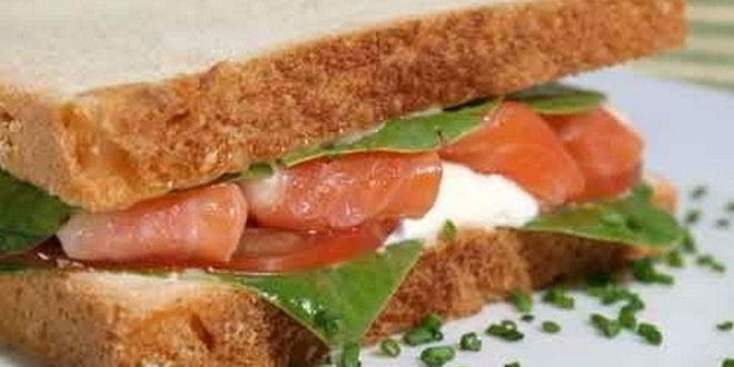 Рецепт Сэндвичей с лососем, помидорами и рикоттой