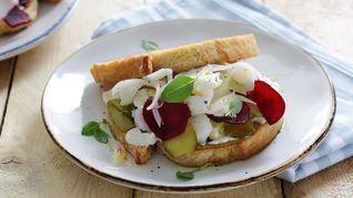 Рецепт Сэндвичей с северной рыбой, яблоками и свеклой