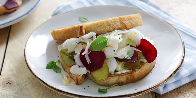 Рецепт Сэндвичей с северной рыбой, яблоками и свеклой