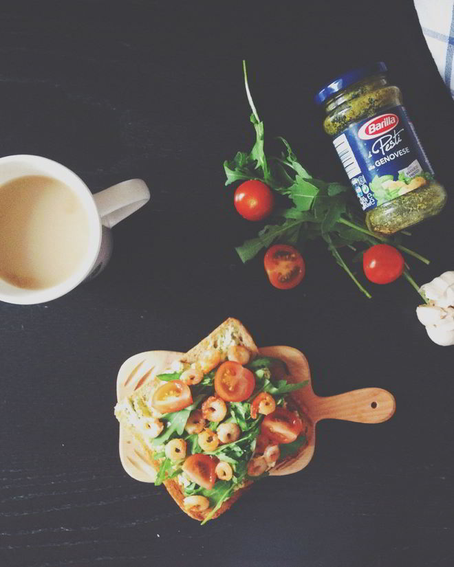 Рецепт сэндвичей с творожным кремом и соусом песто, с чесночными креветками